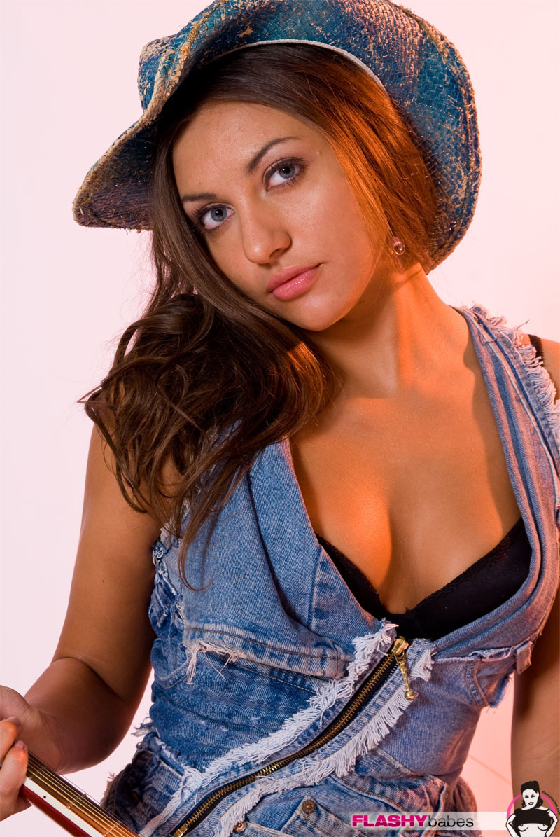 Country Girl » FLASHY Babes Free Nude Pictures